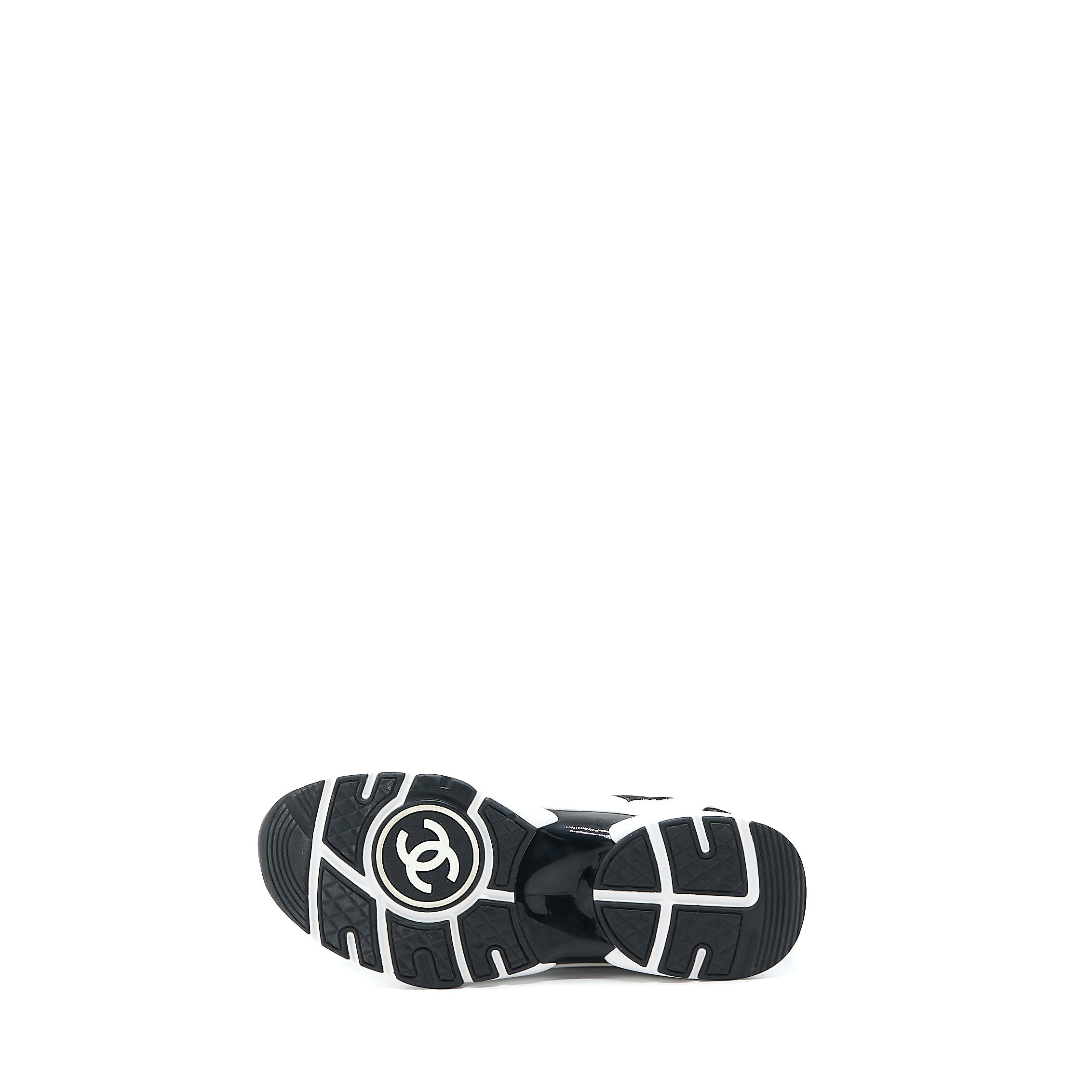 Chanel Size 38.5 22A Trainers Printed Suede Calfskin Black/White - Image 6
