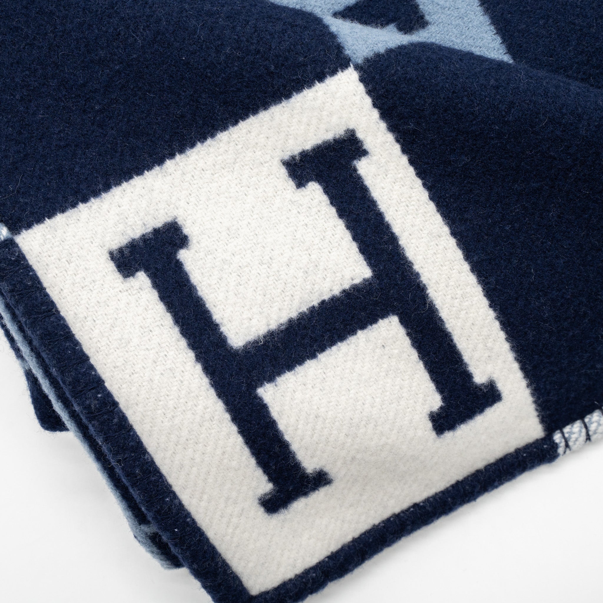 Hermes Avalon Thrown Blanket Ecru/Caban - Image 3