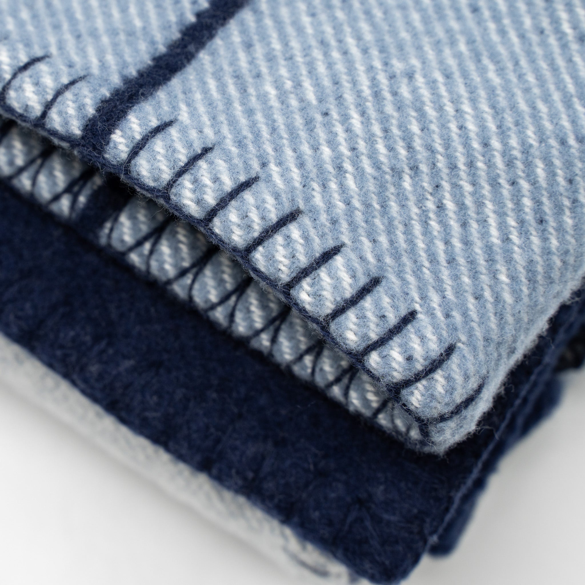 Hermes Avalon Thrown Blanket Ecru/Caban - Image 4