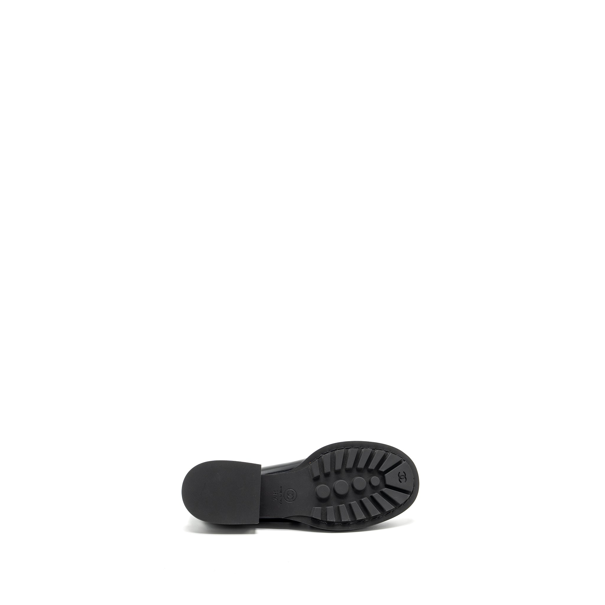 Chanel Size 38.5 CC Logo With Pearl Loafer Patent Black GHW - Image 6