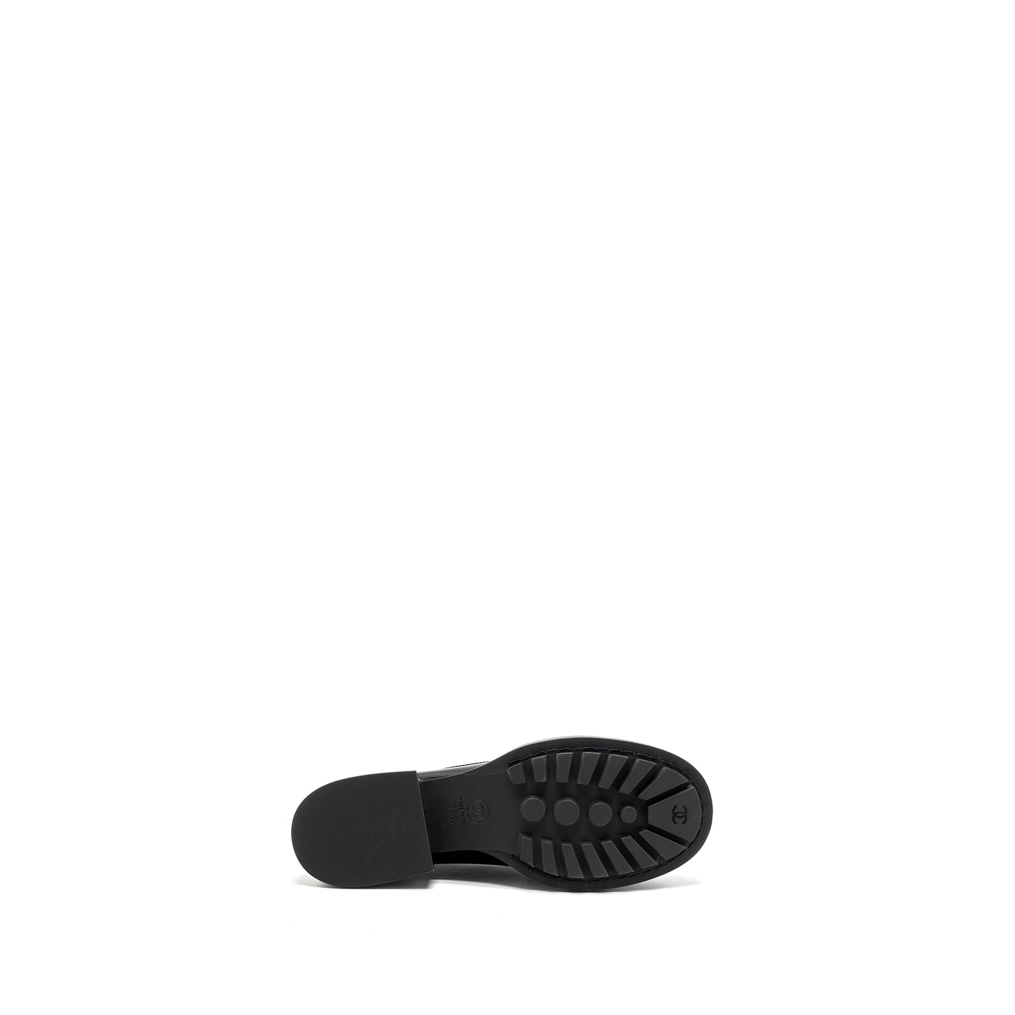 Chanel Size 38.5 CC Logo With Pearl Loafer Patent Black GHW - Image 7