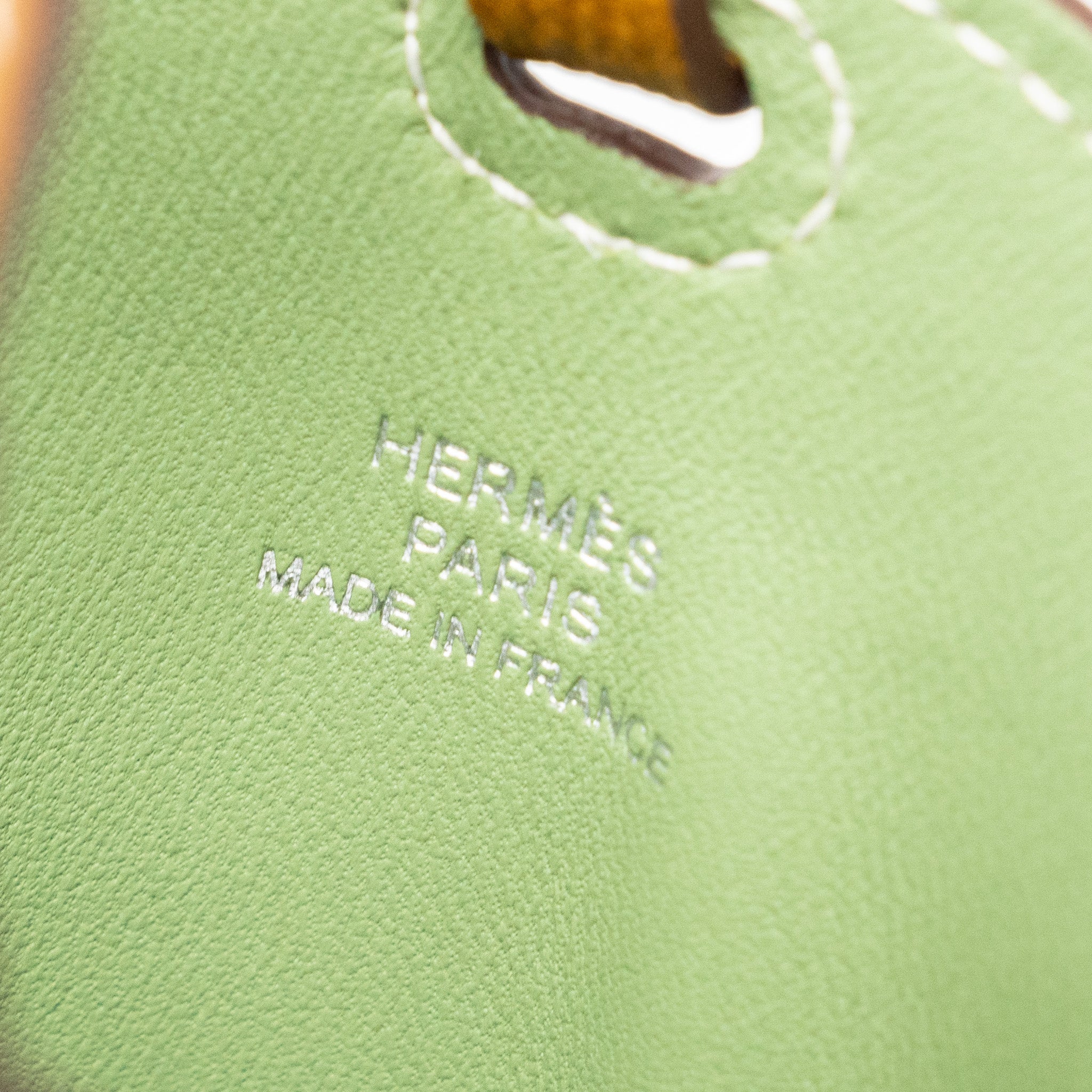 Hermes In-the-loop To Go GM Phone Case Chèvre Mysore Caramel/Vert Criquet Stamp B - Image 5