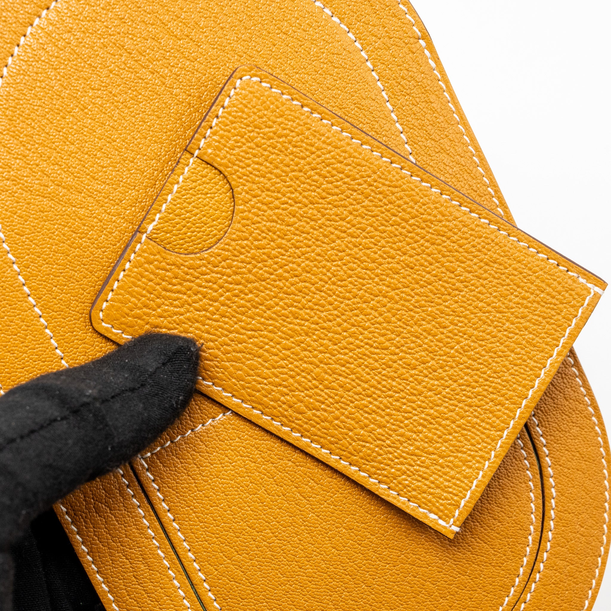 Hermes In-the-loop To Go GM Phone Case Chèvre Mysore Caramel/Vert Criquet Stamp B - Image 6