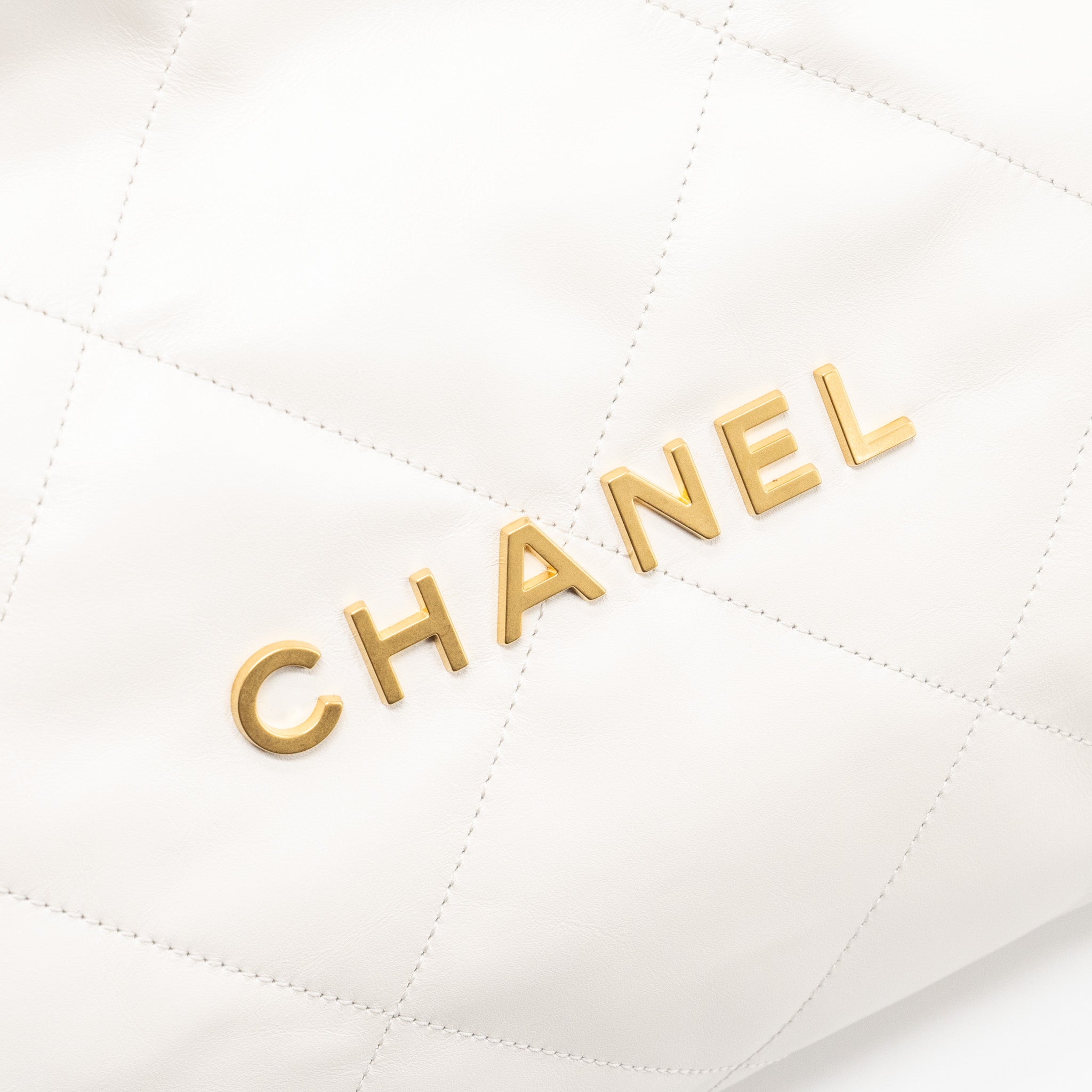 Chanel medium 22 bag calfskin white GHW (microchip) - Image 8