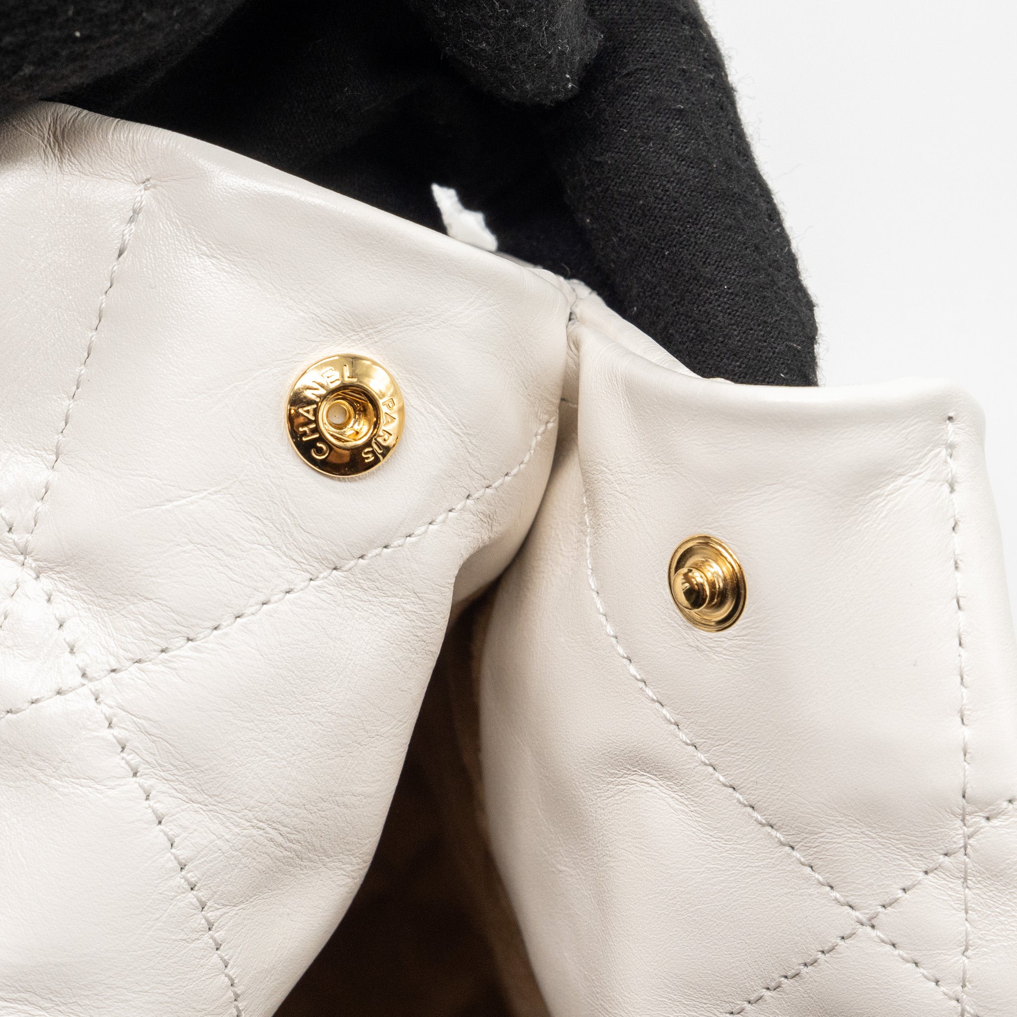 Chanel medium 22 bag calfskin white GHW (microchip) - Image 13