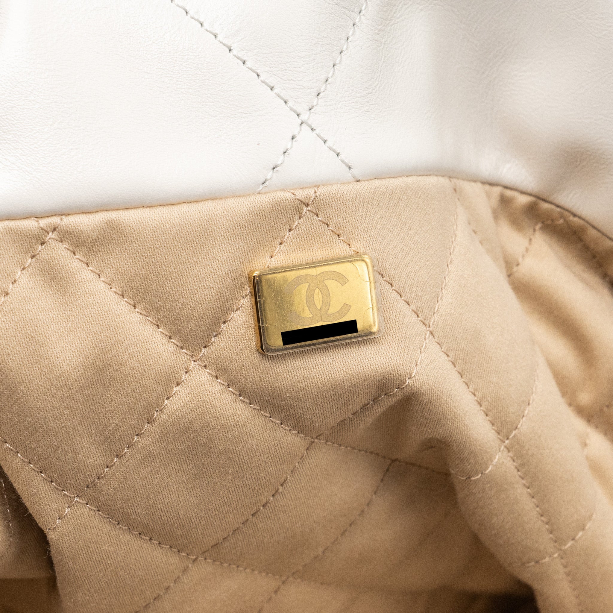 Chanel medium 22 bag calfskin white GHW (microchip) - Image 16