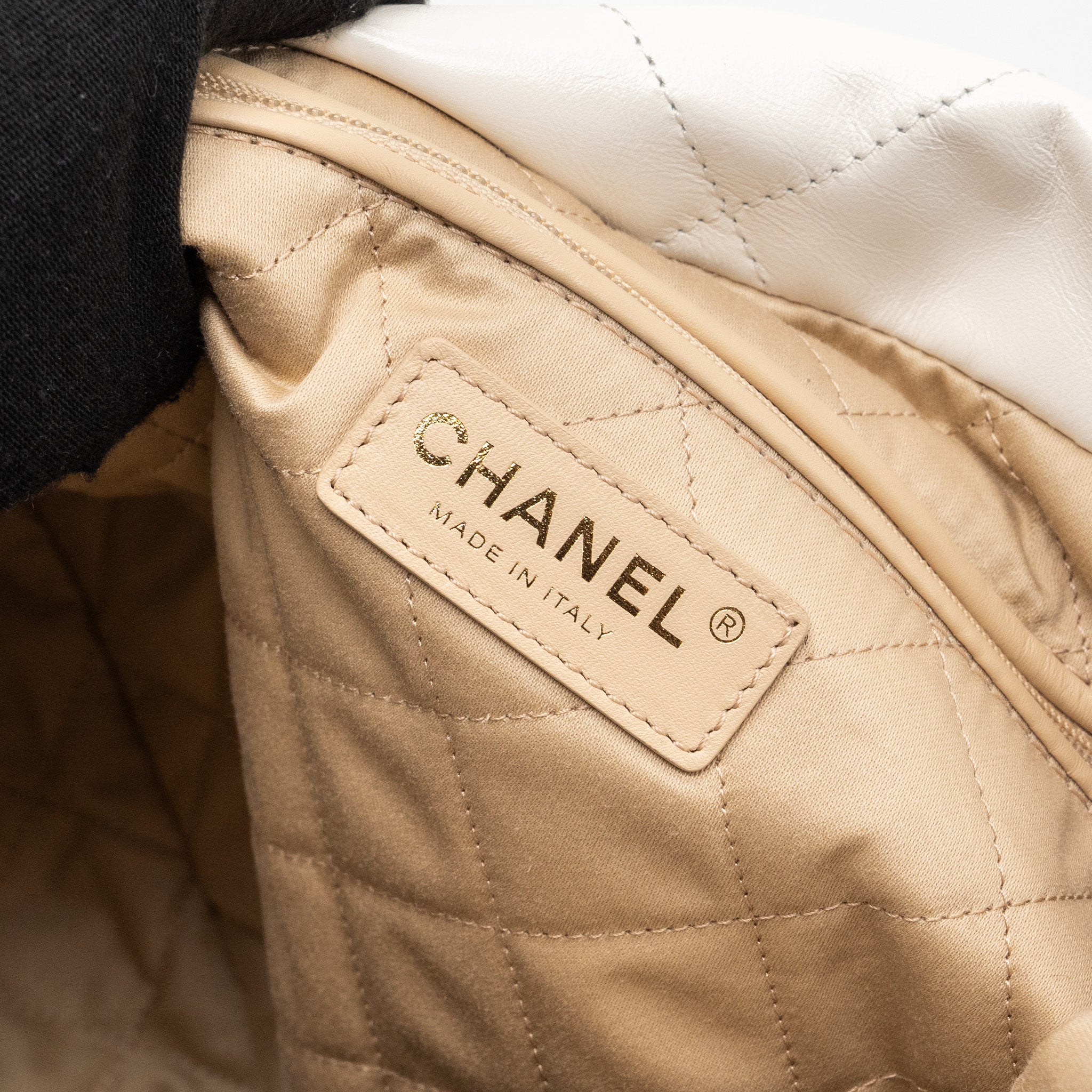 Chanel medium 22 bag calfskin white GHW (microchip) - Image 14