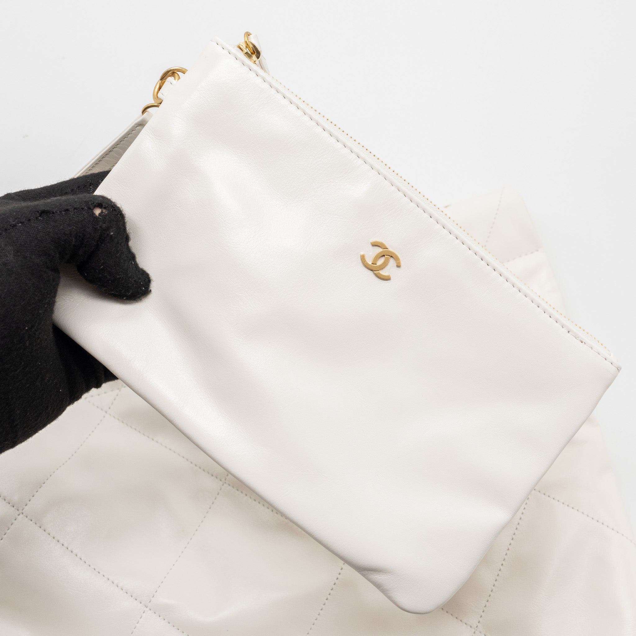 Chanel medium 22 bag calfskin white GHW (microchip) - Image 15