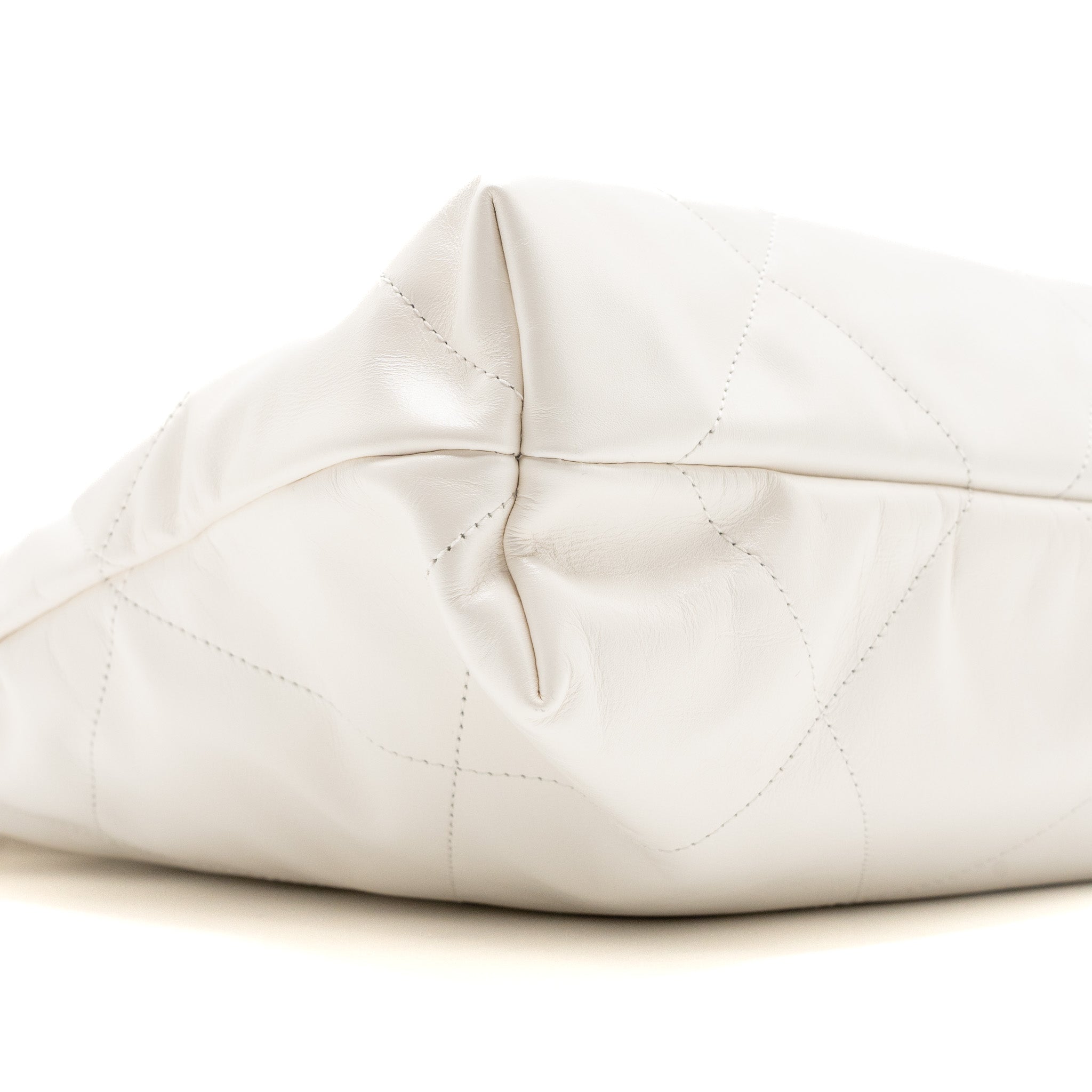Chanel medium 22 bag calfskin white GHW (microchip) - Image 6