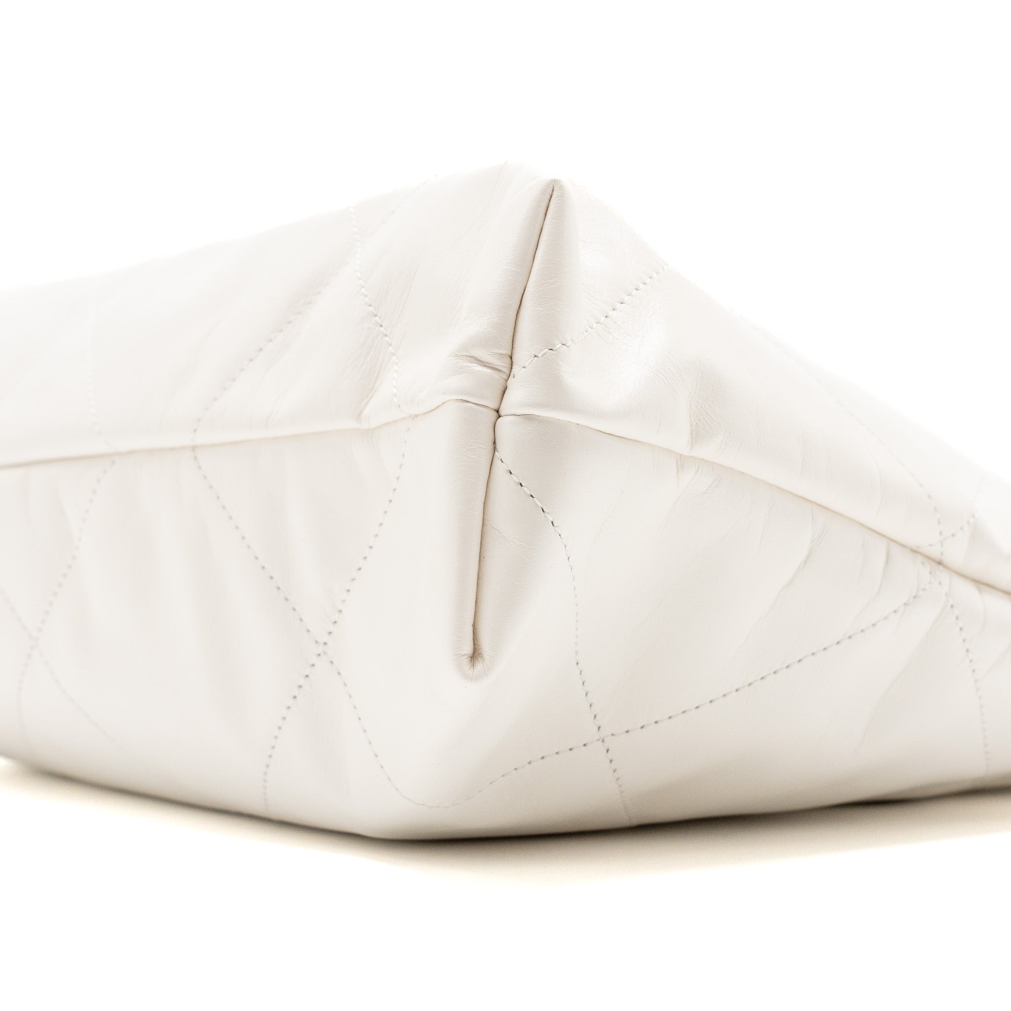 Chanel medium 22 bag calfskin white GHW (microchip) - Image 7