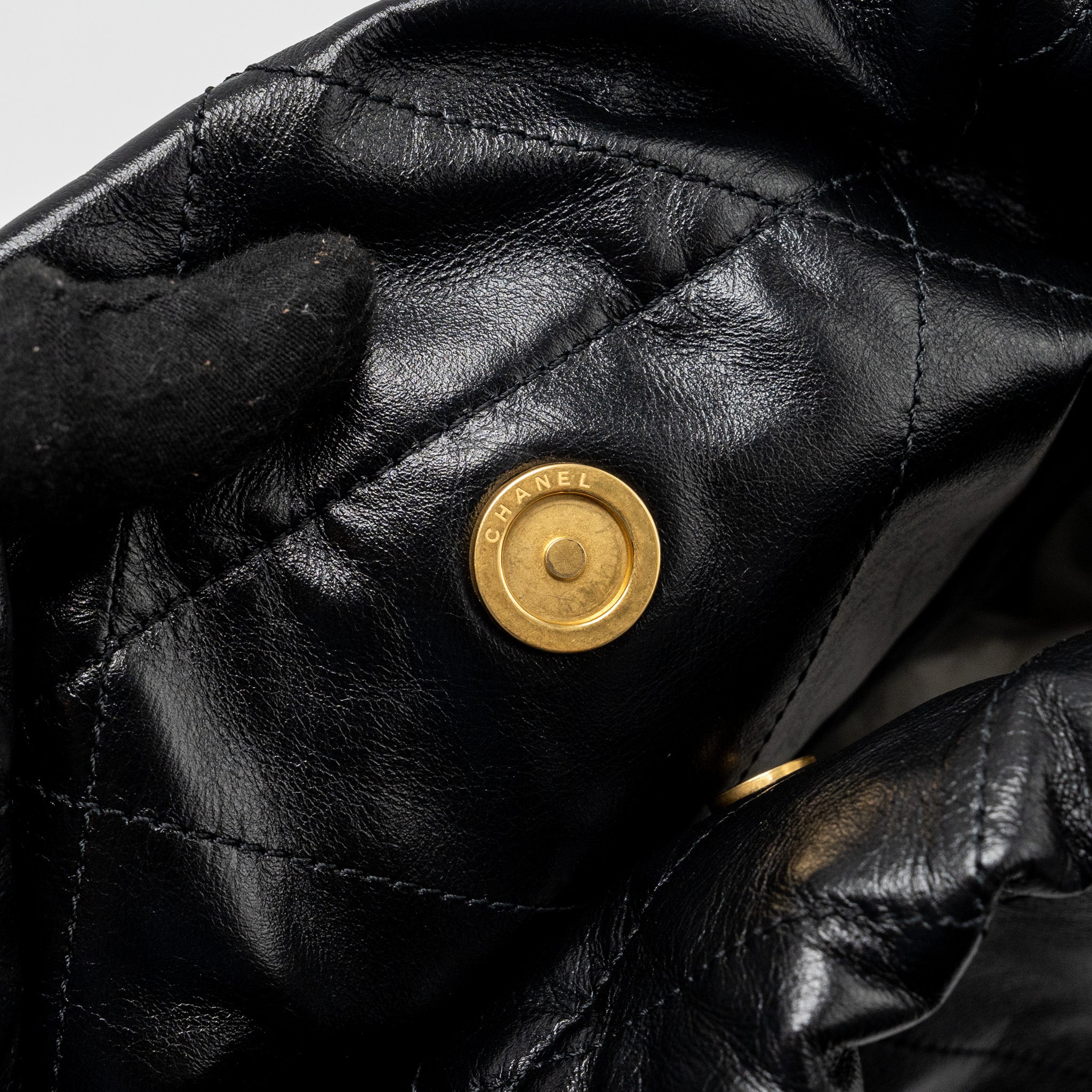 Chanel Medium 22 Bag Shiny Calfskin Black GHW (Microchip) - Image 10
