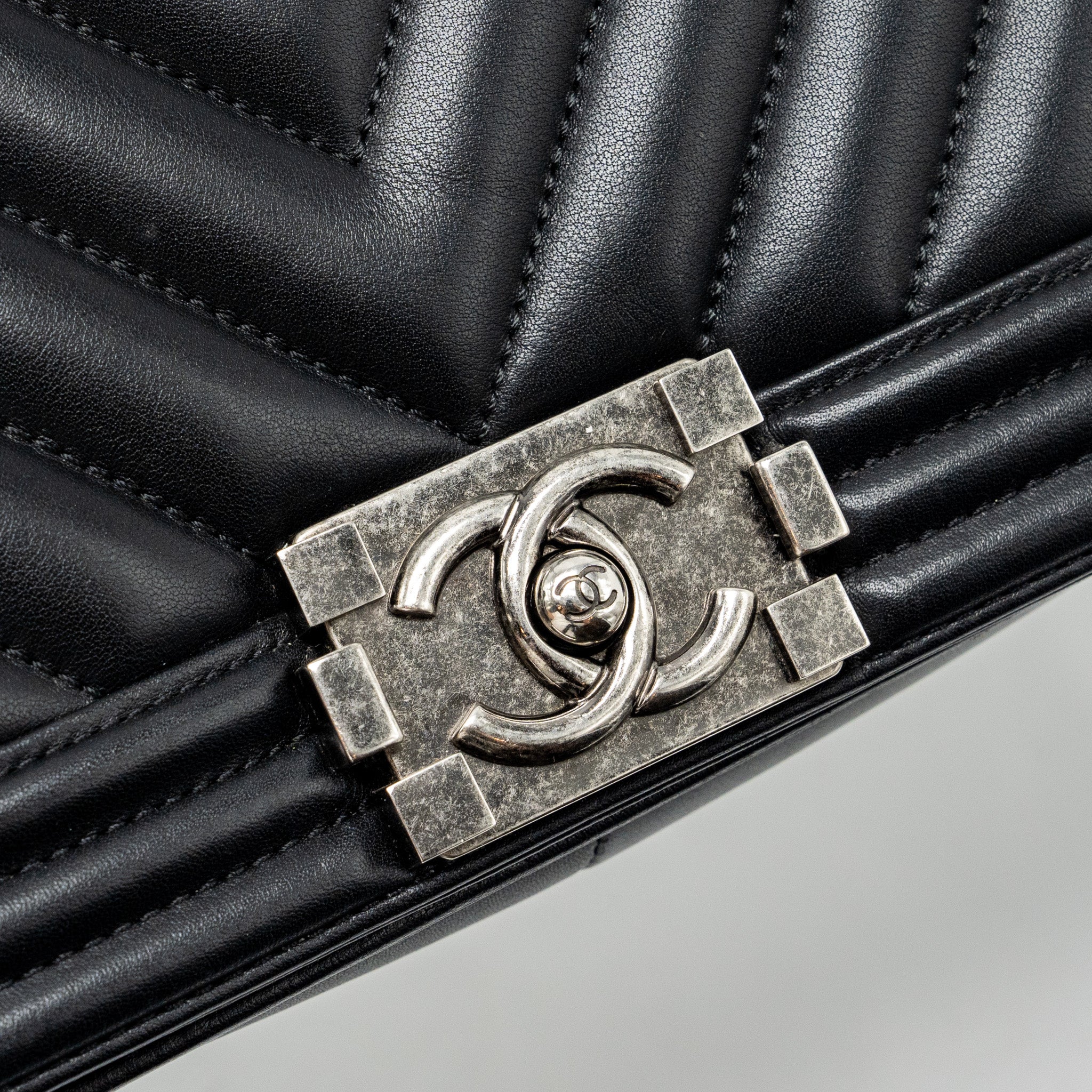Chanel medium chevron boy bag lambskin black ruthenium hardware - Image 9