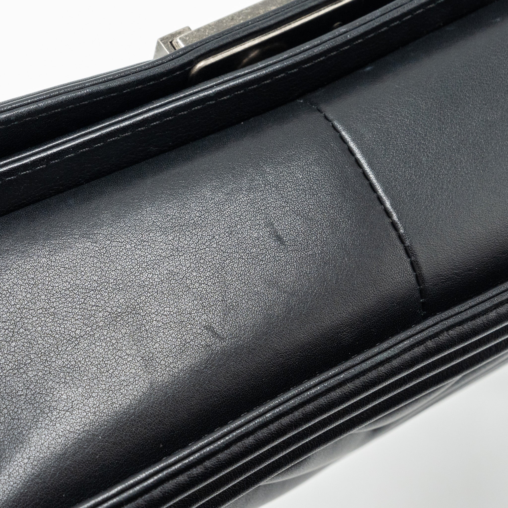 Chanel medium chevron boy bag lambskin black ruthenium hardware - Image 17