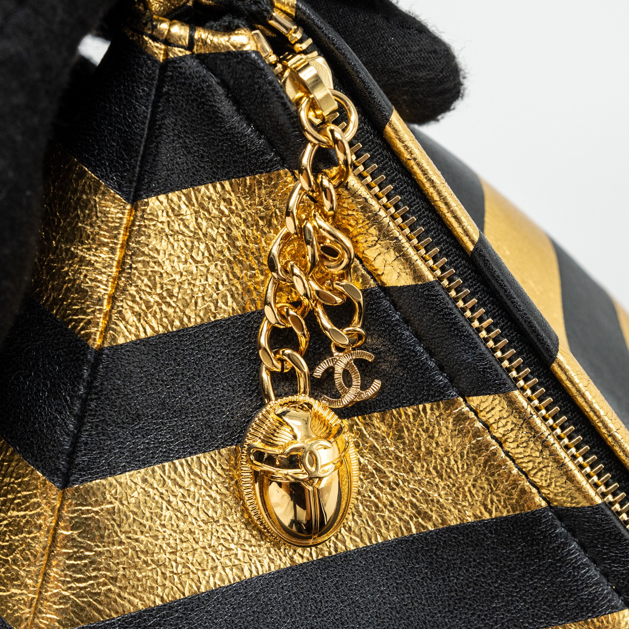 Chanel 19A cc kheops miscellaneous pyramid clutch lambskin/metallic gold/ black GHW - Image 9