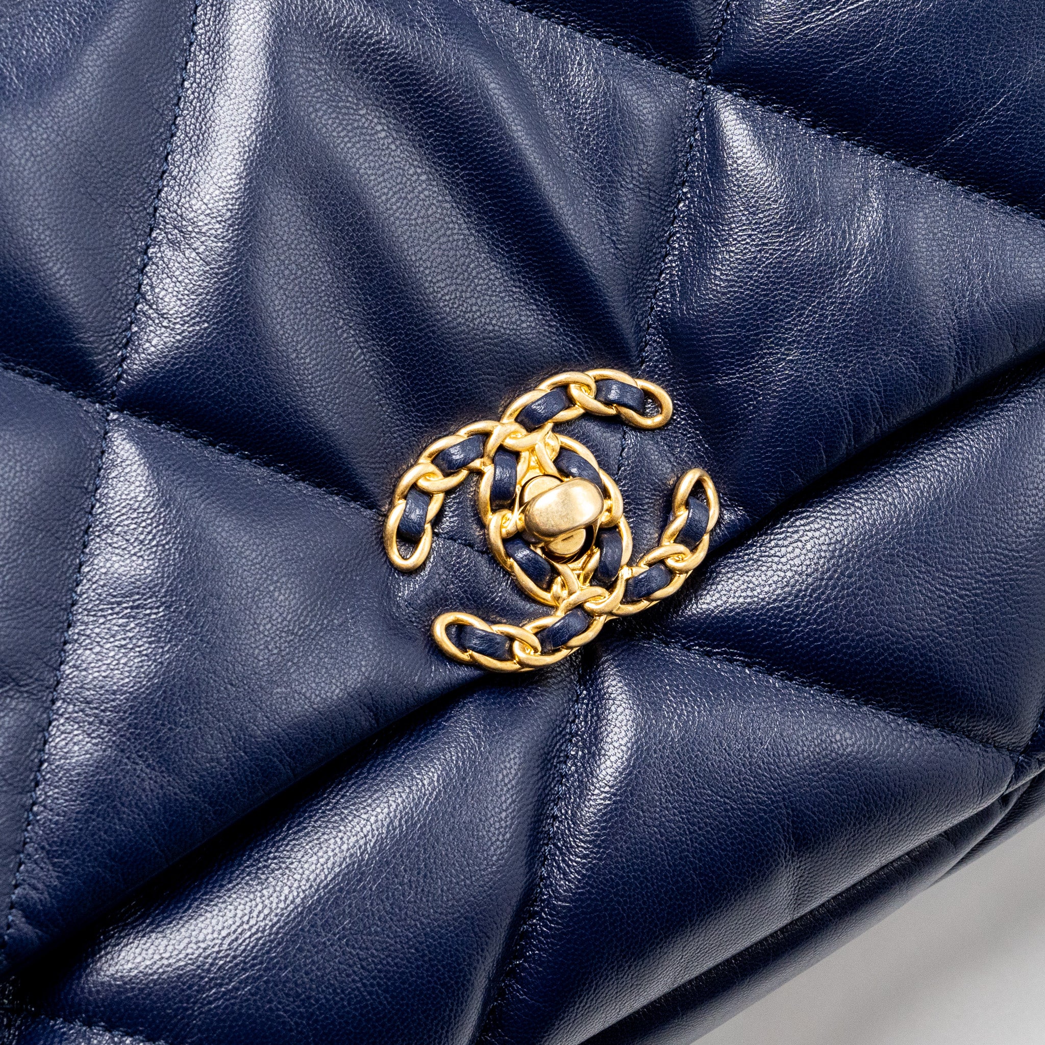 Chanel maxi 19 bag goatskin dark blue multicolour hardware - Image 9