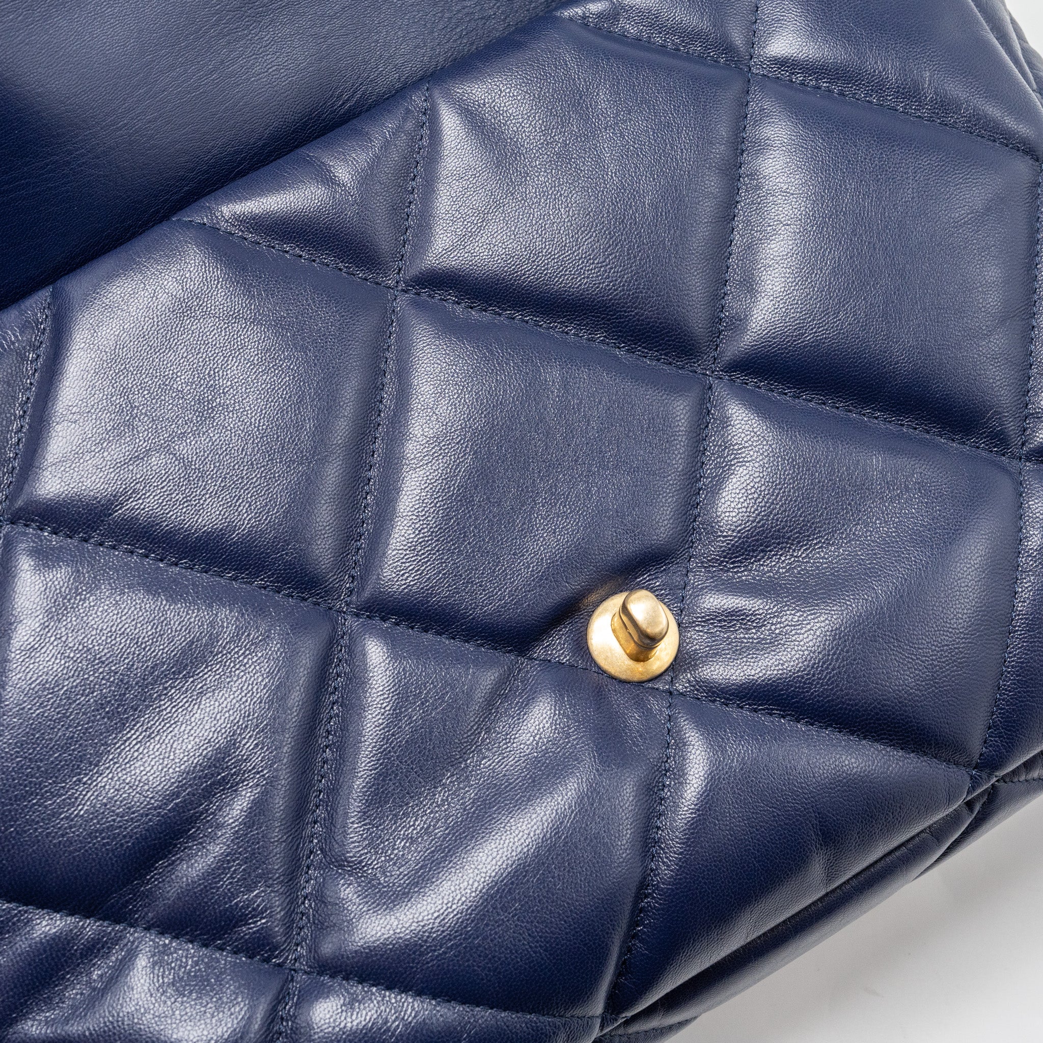 Chanel maxi 19 bag goatskin dark blue multicolour hardware - Image 10