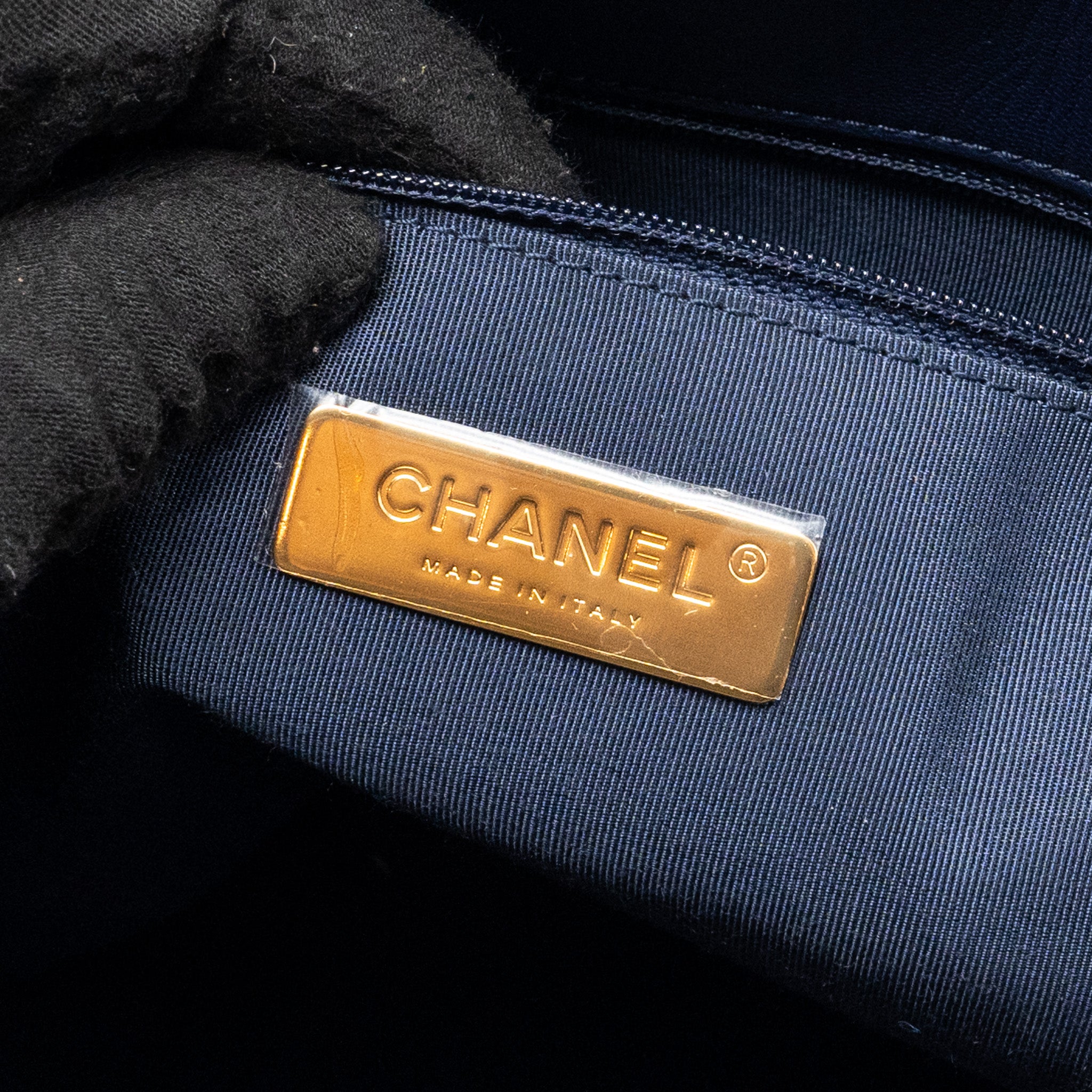 Chanel maxi 19 bag goatskin dark blue multicolour hardware - Image 13