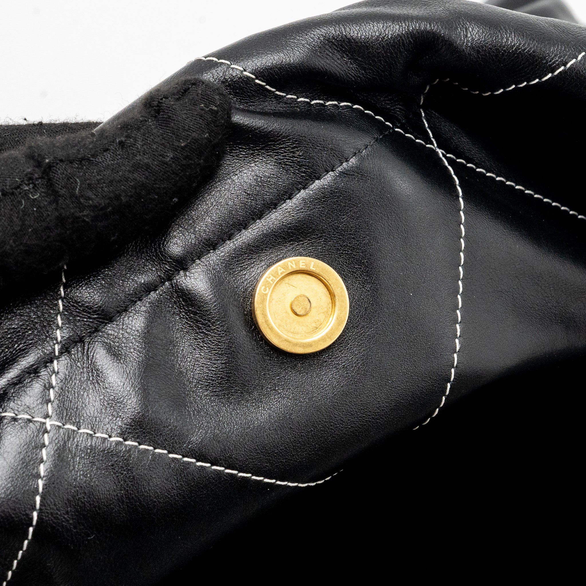 Chanel Medium 22 Bag Shiny Calfskin Black With White Stitching Gold Letter GHW (Microchip) - Image 9