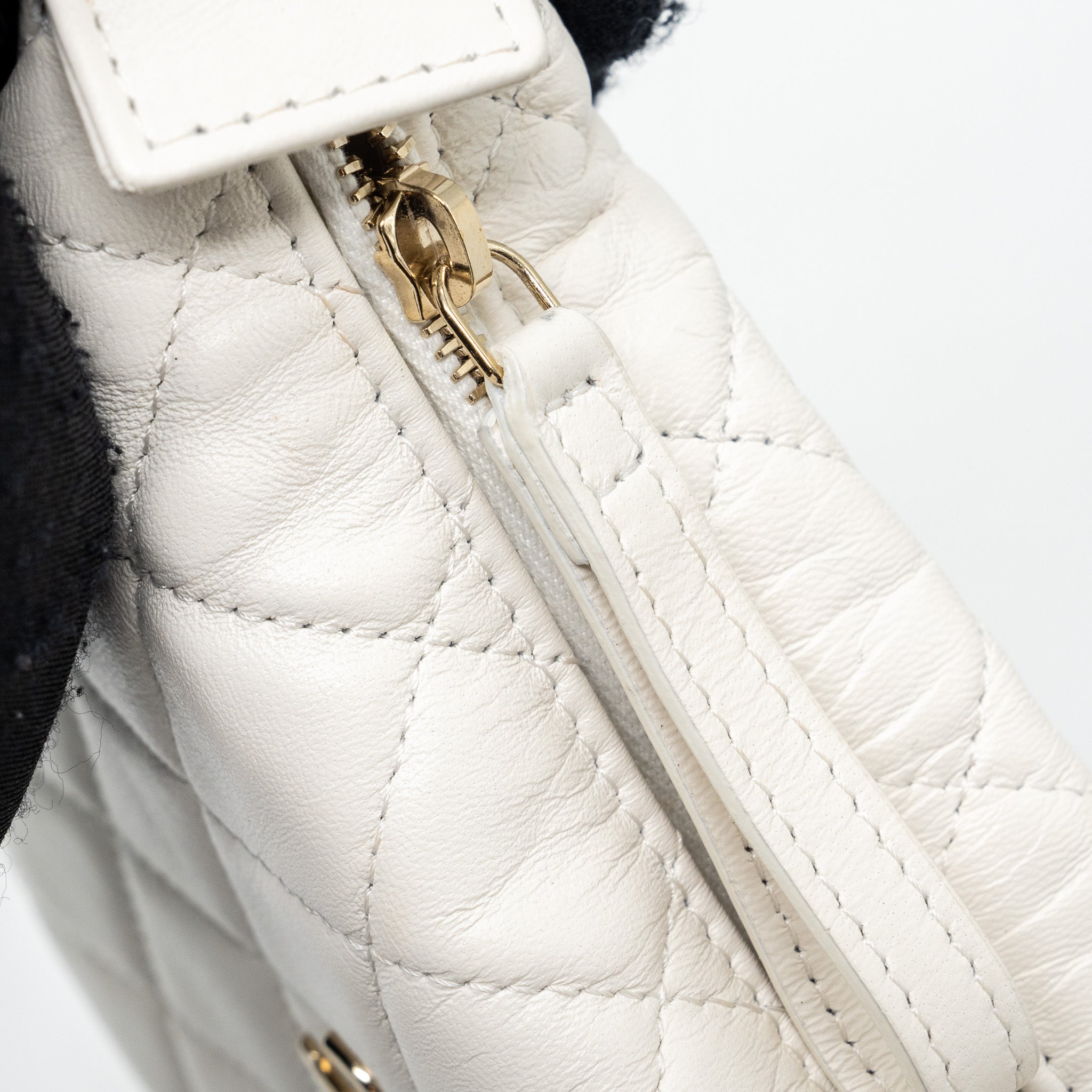Chanel 23C Round Clutch Lambskin White LGHW (microchip) - Image 10