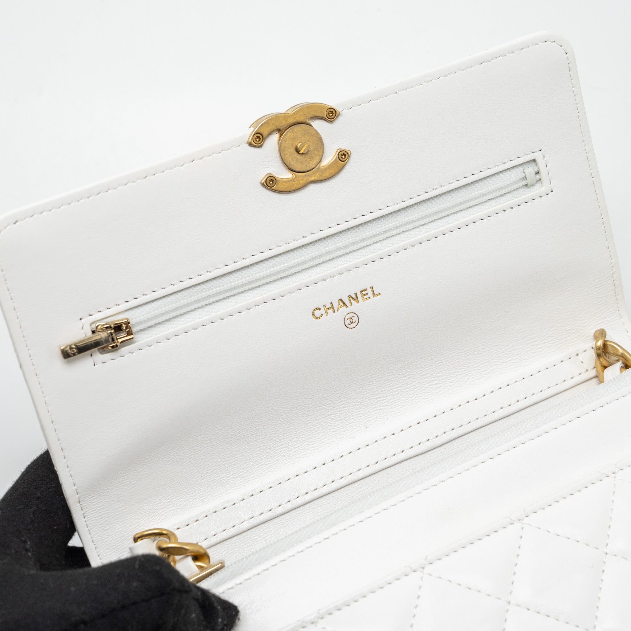 Chanel giant chain classic wallet on chain lambskin white multicolour hardware (Microchip) - Image 10