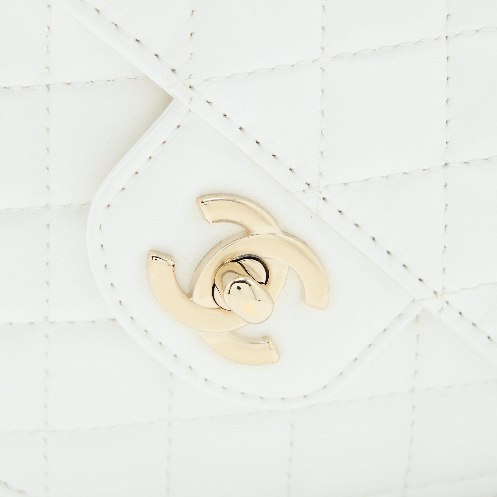 Chanel 22s Heart Bag Lambskin White LGHW (Microchip) - Image 4
