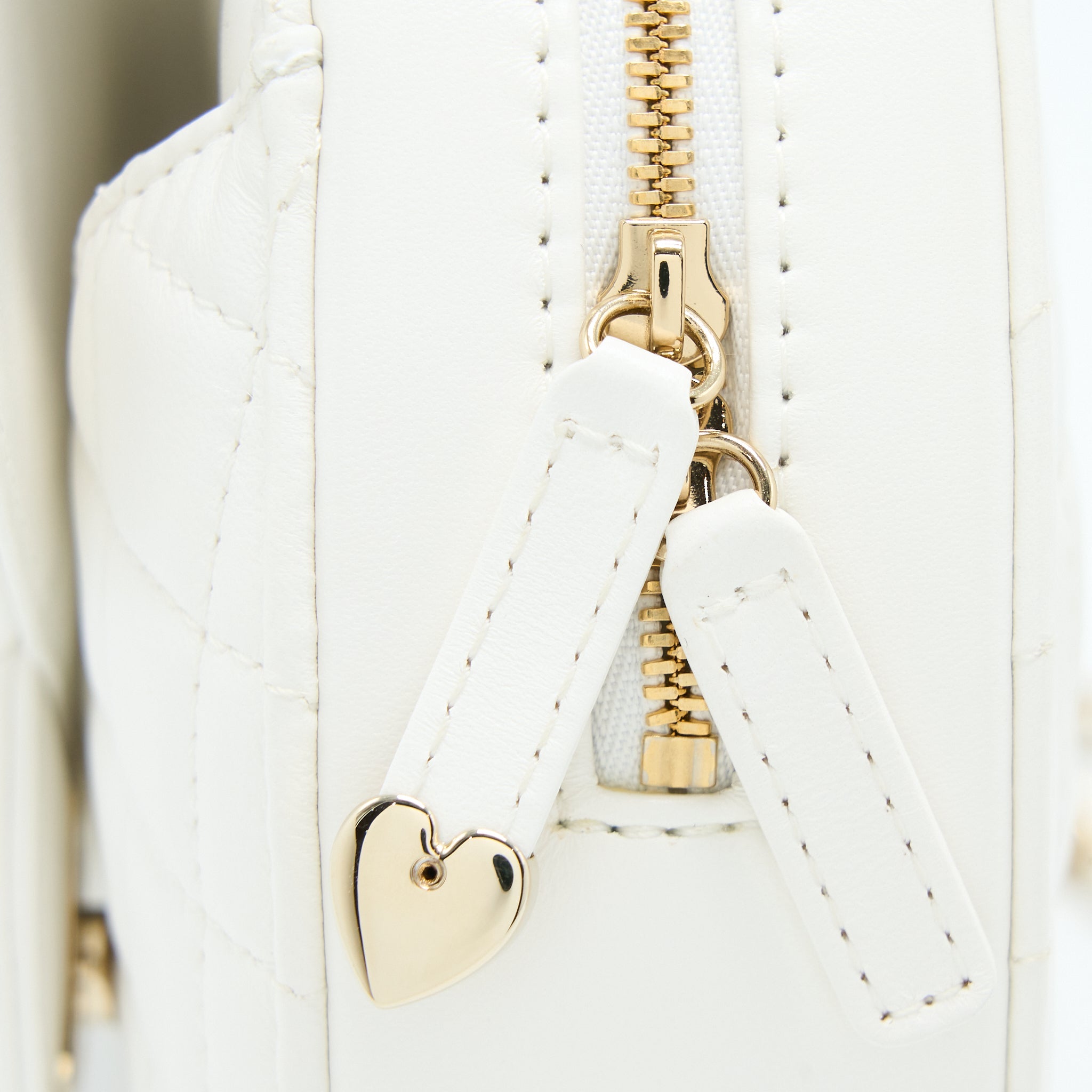 Chanel 22s Heart Bag Lambskin White LGHW (Microchip) - Image 5
