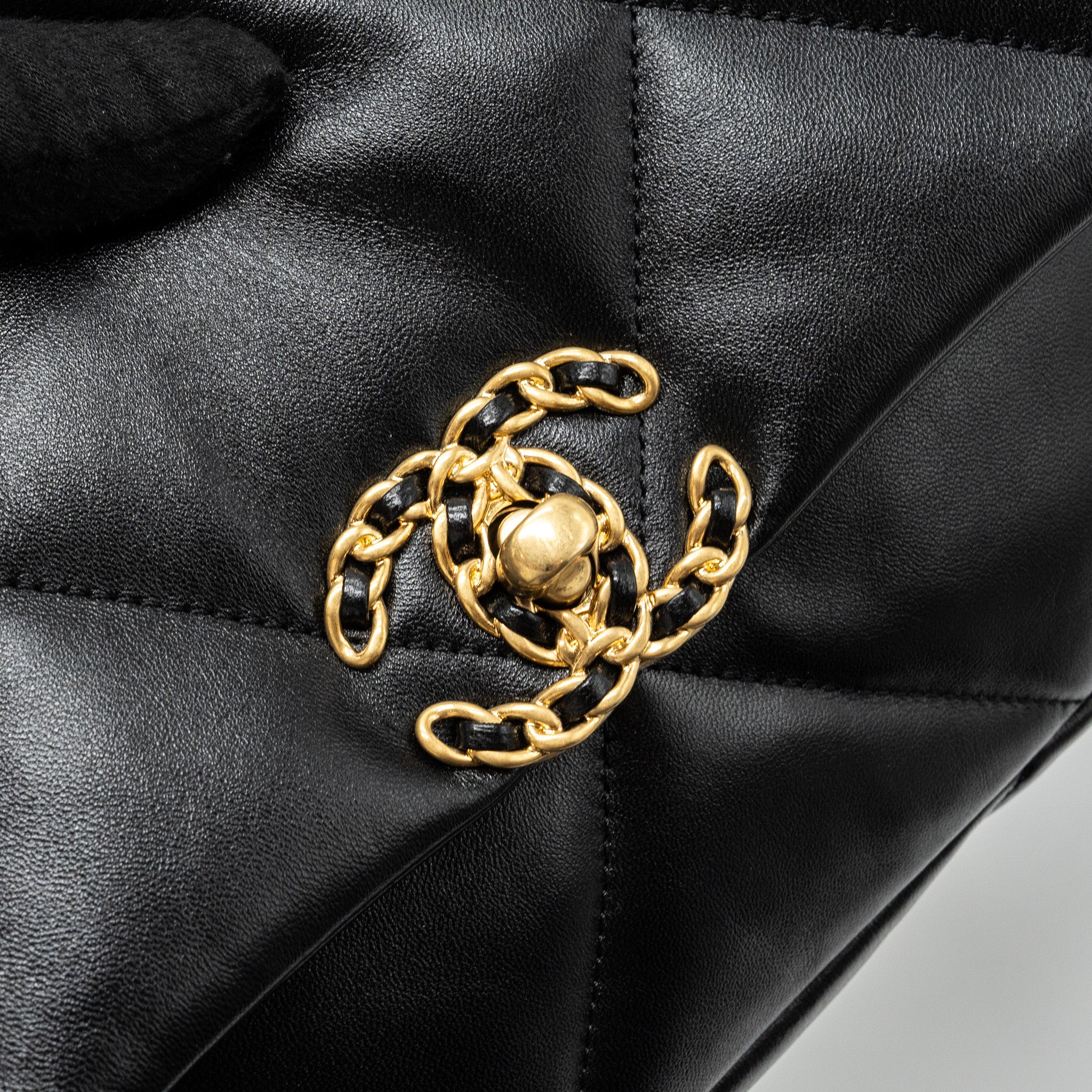 Chanel small 19 bag lambskin black multicolour hardware (microchip) - Image 9