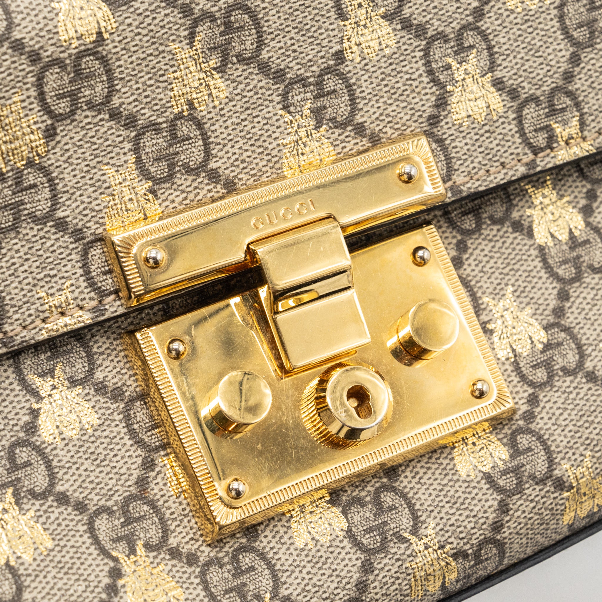 Gucci small padlock chain bag GG supreme canvas with Bee print beige / black GHW - Image 8